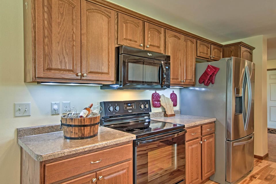 Full size oven and microwave.