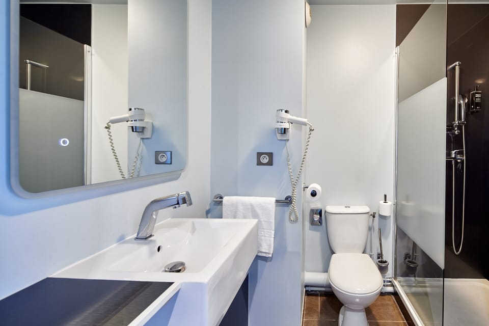 Shower, free toiletries, towels