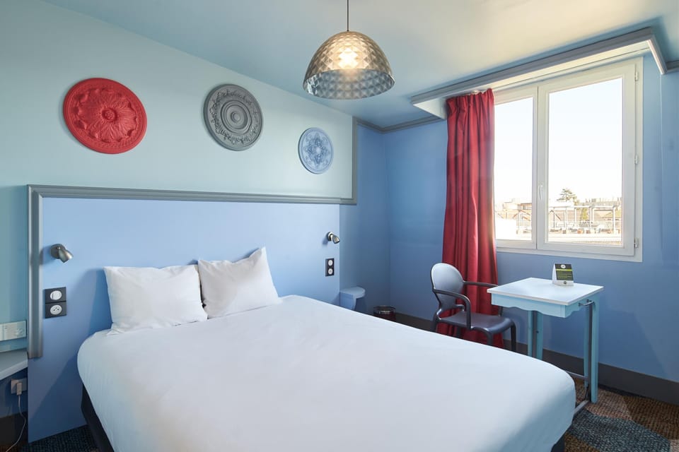 Desk, soundproofing, free WiFi, bed sheets