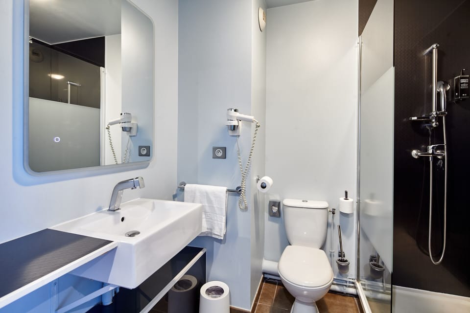 Shower, free toiletries, towels