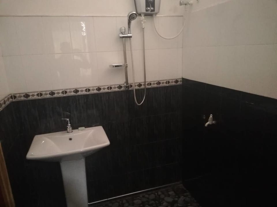 Family Room | Bathroom | Shower, free toiletries