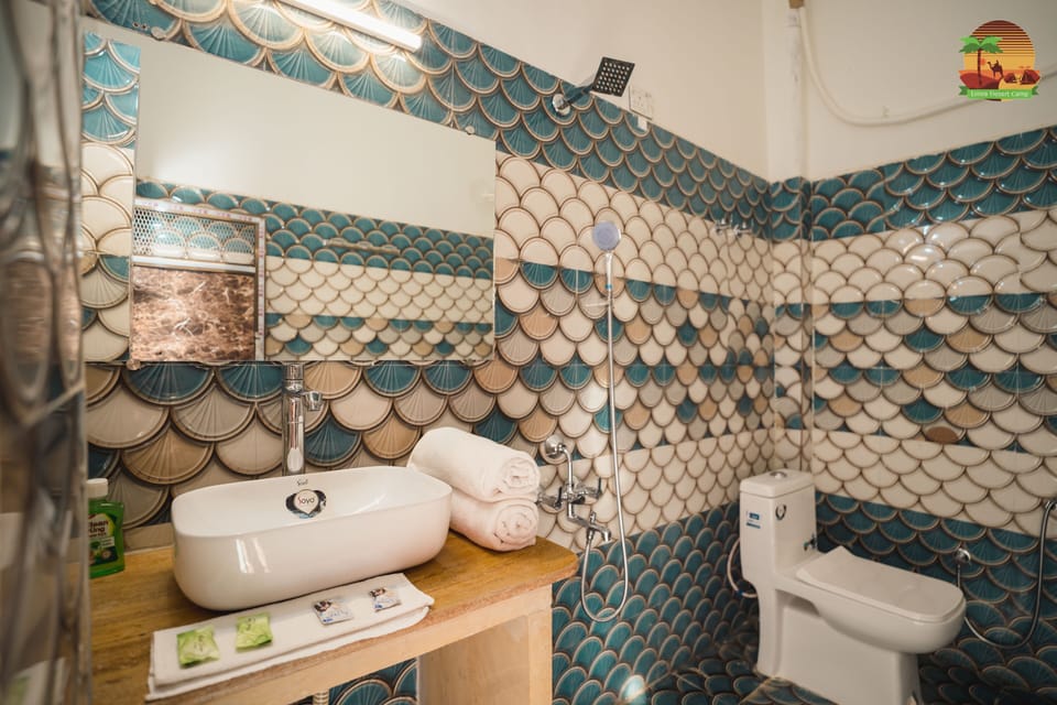 Luxury Tent | Bathroom | Shower, rainfall showerhead, free toiletries, slippers