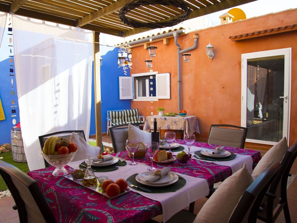 Room, Dining Room, Property, Interior Design, Table, Furniture, Building, Restaurant, House, Ceiling
