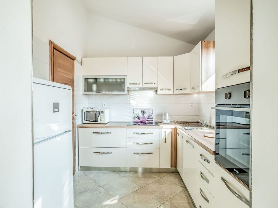 Property, Room, Kitchen, Cabinetry, Furniture, Interior Design, Countertop, Building, House, Real Estate