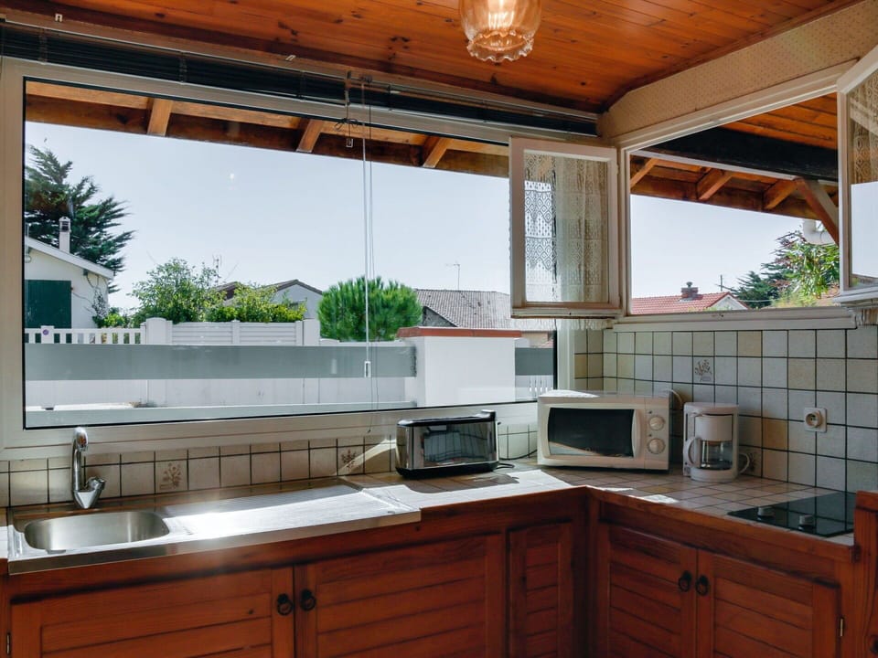 Countertop, Cabinetry, Kitchen, Property, Room, Furniture, Home, Interior Design, Building, House
