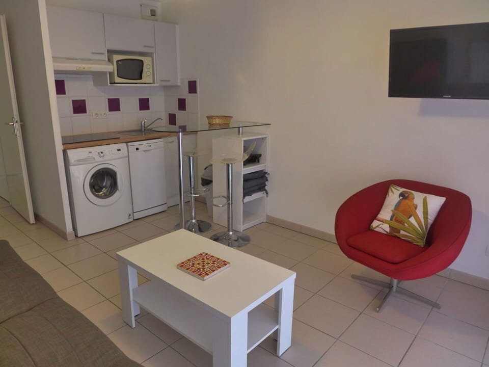 Room, Property, Major Appliance, Furniture, Home Appliance, Floor, Table, Interior Design, Material Property, Kitchen Stove