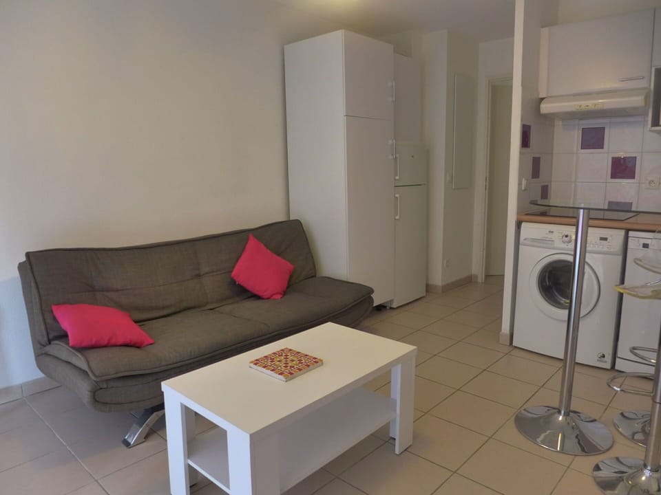 Room, Property, Furniture, Interior Design, Floor, Table, Building, Living Room, House, Coffee Table