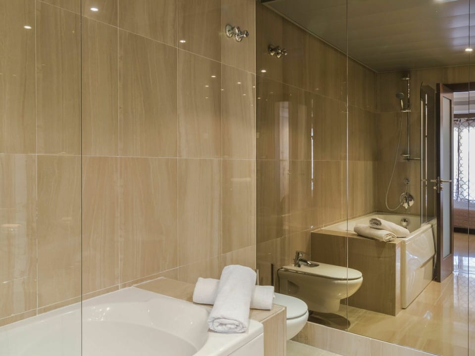 Plumbing Fixture, Property, Tap, Bathroom, Bathtub, Interior Design, Sink, Building, Flooring