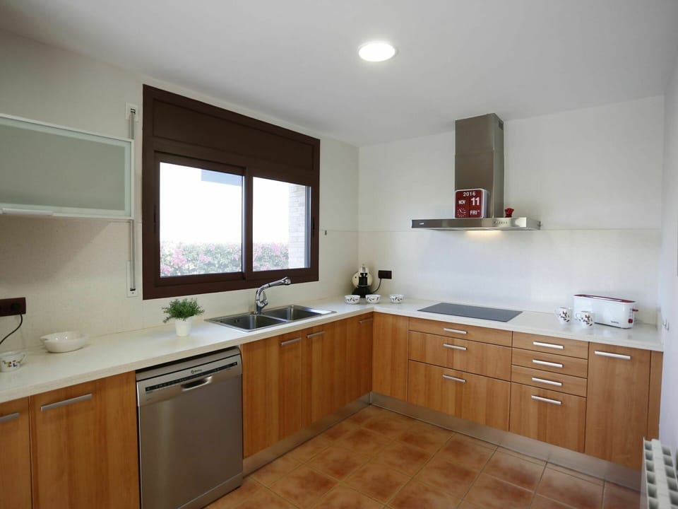 Brown, Cabinetry, Countertop, Sink, Kitchen Sink, Property, Tap, White, Houseplant, Wood