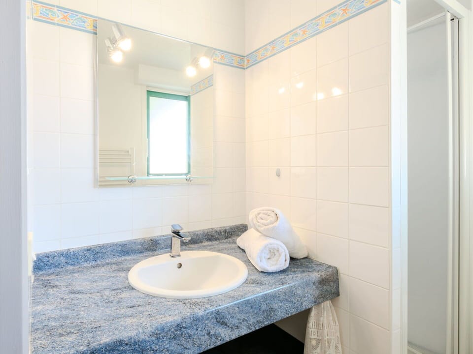 Flooring, Interior Design, Bathroom Sink, Floor, Plumbing Fixture, Sink, Tap, Bathroom, Ceiling, Plumbing