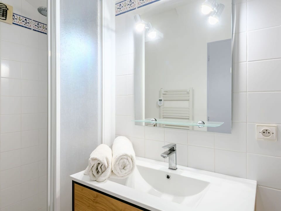 Bathroom Sink, Plumbing Fixture, Bathroom, Wall, Interior Design, Flooring, Mirror, Sink, Floor, Tap