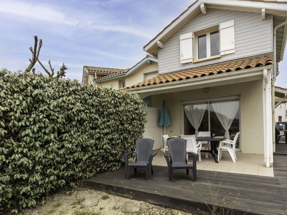 Building, Plant, Property, Window, Land Lot, Urban Design, Landscape, Neighbourhood, Grass, Leisure
