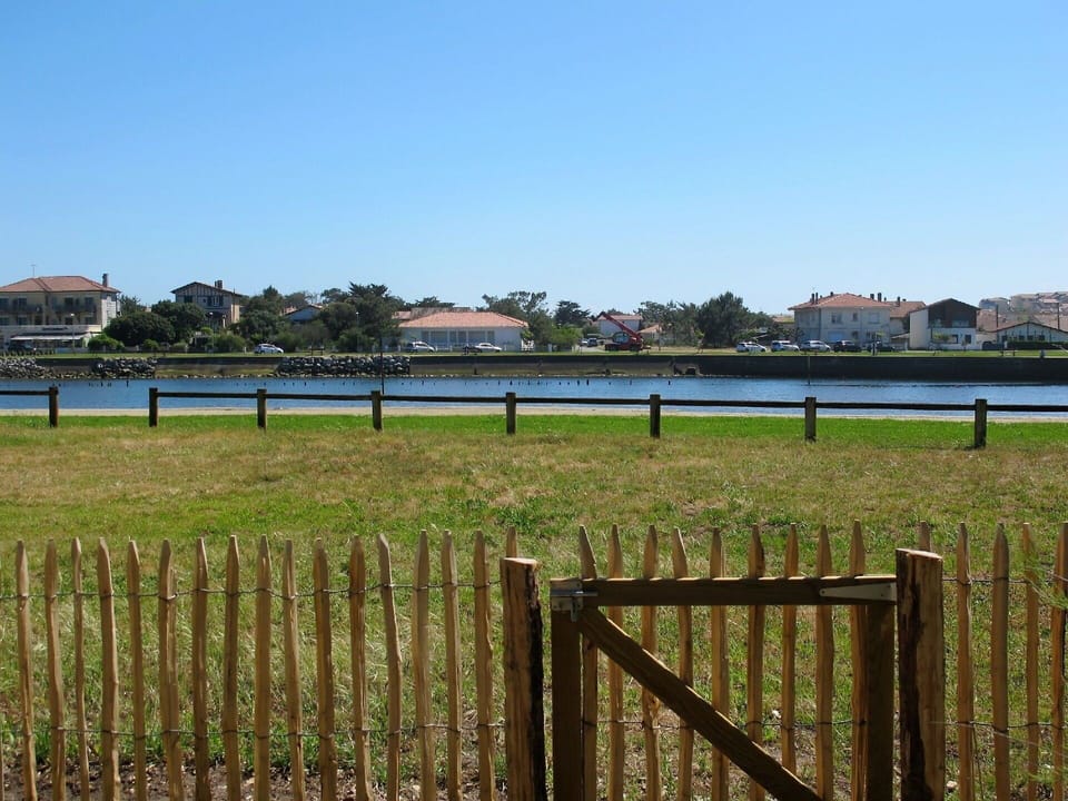 Fence, Pasture, Guard Rail, Grass, Grass Family, Sky, Rural Area, Land Lot, Home Fencing, Grassland
