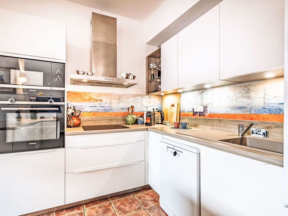 Kitchen, Major Appliance, Kitchen Appliance, Countertop, Flooring, Home, Interior Design, Cabinetry, Home Appliance, Apartment