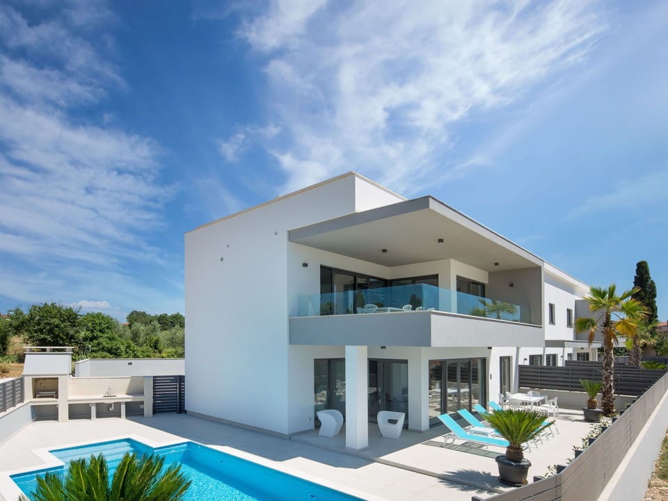 Property, House, Building, Architecture, Real Estate, Home, Villa, Facade, Residential Area, Apartment