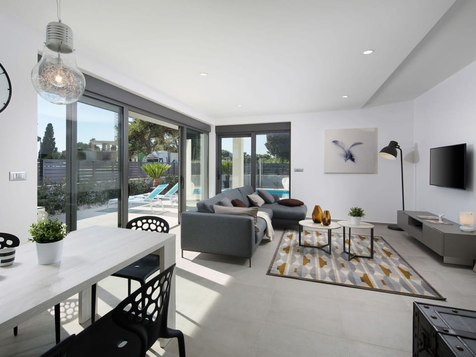 Room, Property, Interior Design, Building, Furniture, Living Room, Ceiling, House, Home, Table