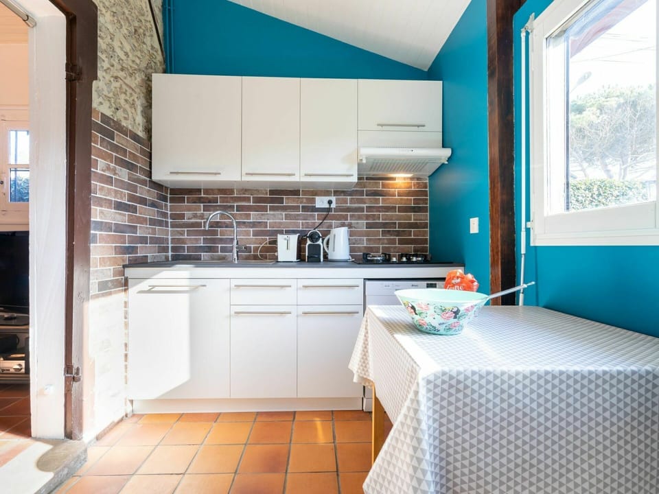 Cabinetry, Property, Countertop, Building, Window, Kitchen, Azure, Kitchen Appliance, Wood, Interior Design