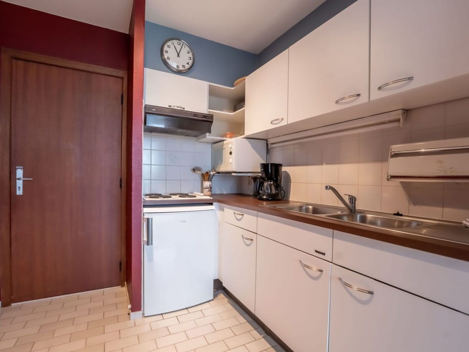 Major Appliance, Flooring, Kitchen Appliance, Kitchen, Interior Design, Cabinetry, Countertop, Floor, Room, Sink