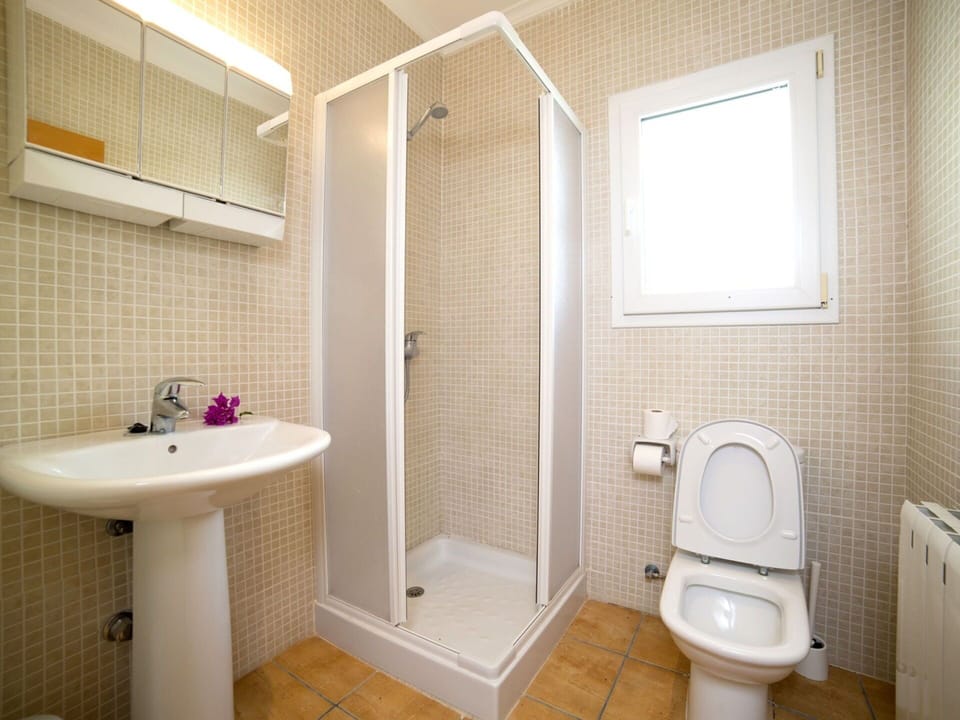 Bathroom, Property, Room, Tile, Plumbing Fixture, Interior Design, Real Estate, Architecture, Building, Floor