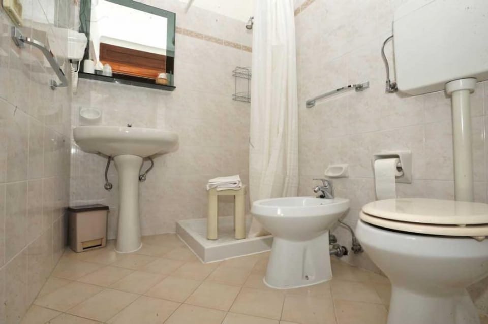Shower, free toiletries