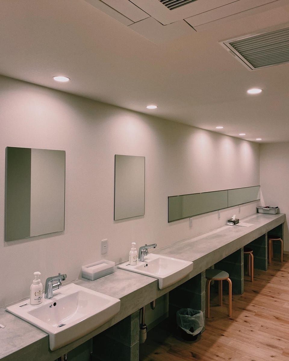 Shower, free toiletries, bidet, towels