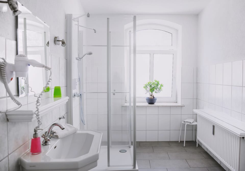 Shower, towels