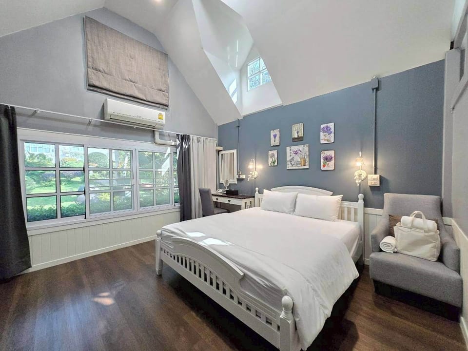Double Room, 1 King Bed, Garden View | Desk, bed sheets