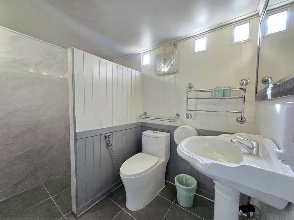 Double Room, 1 King Bed, Garden View | Bathroom | Shower, free toiletries, hair dryer, slippers
