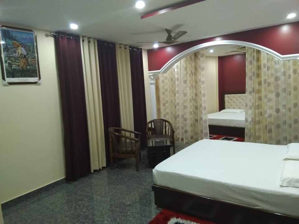 Deluxe Double Room, 1 King Bed, Non Smoking | 1 bedroom, soundproofing, free WiFi
