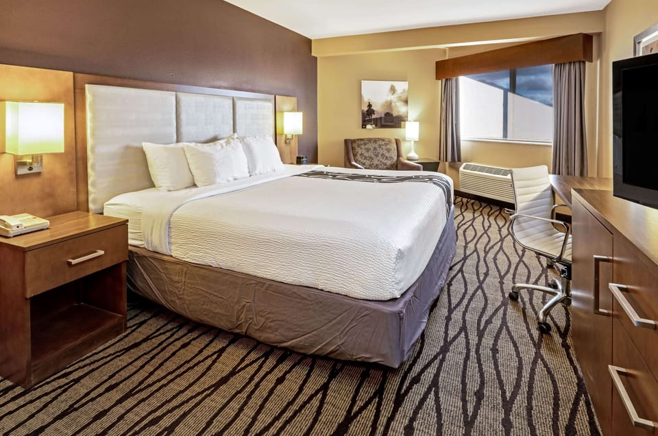 Room, 1 Queen Bed, Accessible (Mobility/Hearing Impaired Accessible) | Premium bedding, pillowtop beds, desk, laptop workspace