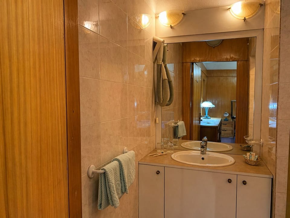 Junior Studio Suite | Bathroom | Free toiletries, hair dryer, bidet, towels