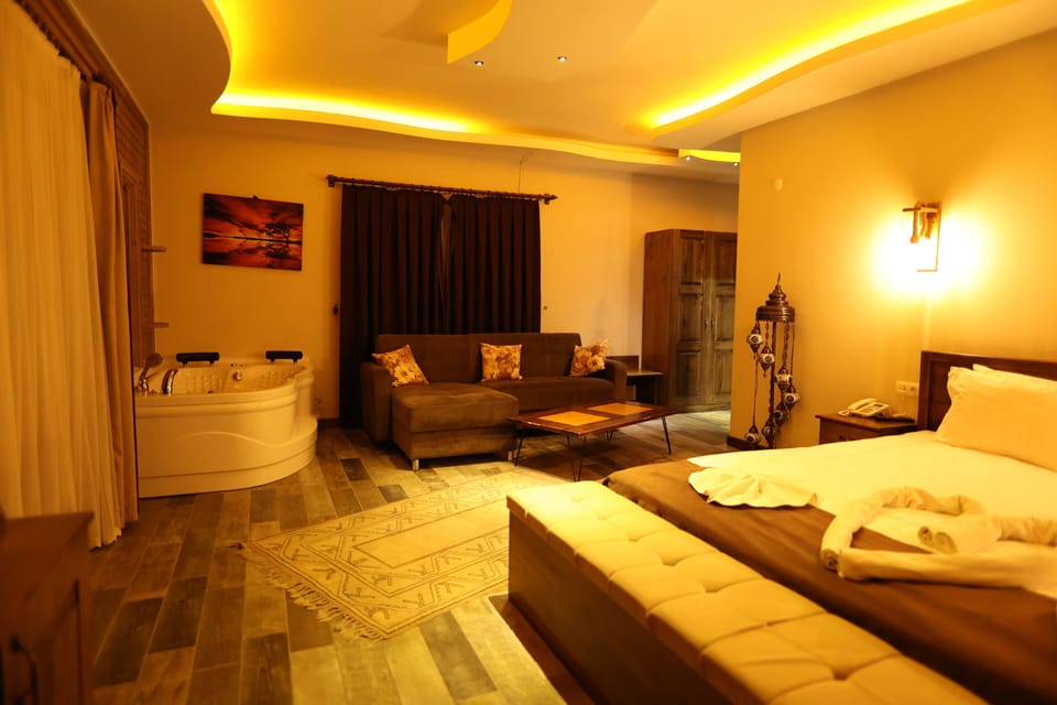 Exclusive Suite | Egyptian cotton sheets, premium bedding, in-room safe