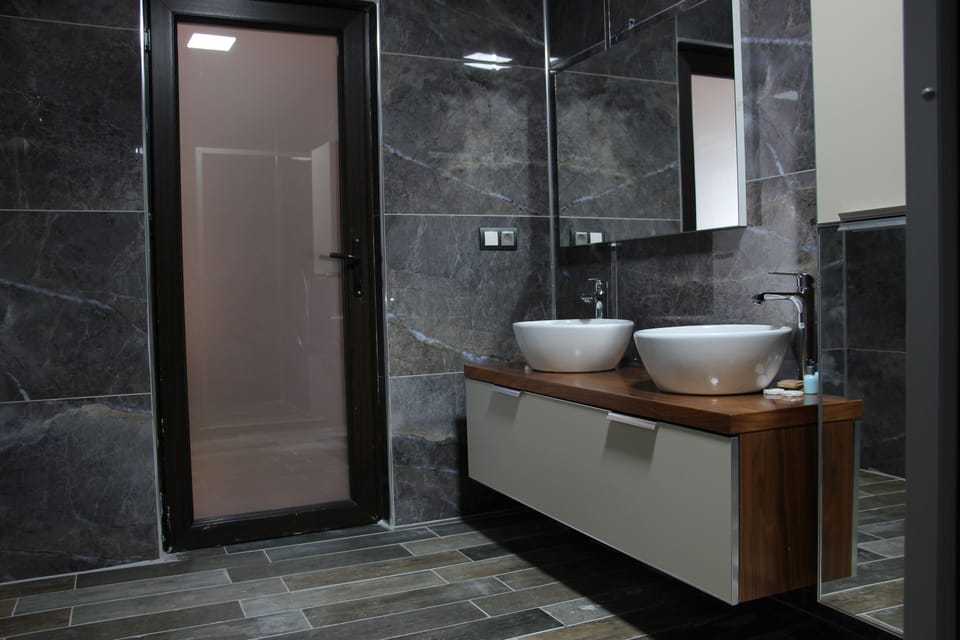 Exclusive Suite | Bathroom | Free toiletries, hair dryer, slippers, towels