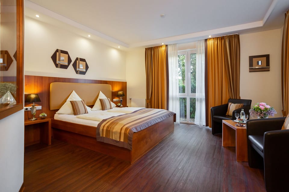 Hypo-allergenic bedding, in-room safe, free WiFi, bed sheets