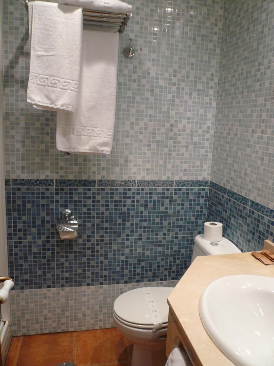 Shower, free toiletries, towels