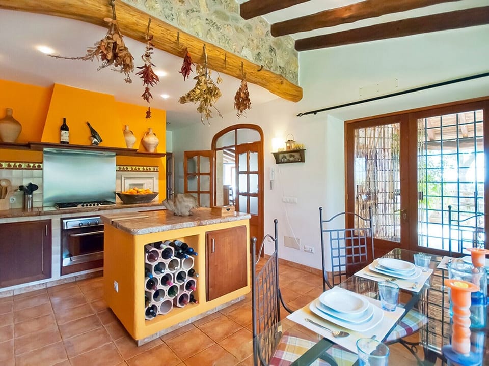 Nice fully equipped kitchen next to the dining room.