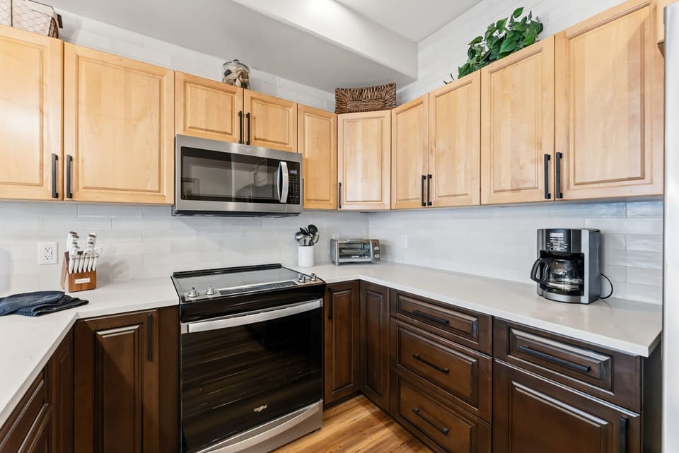 Kitchen: Well-equipped kitchen, granite countertops, kitchen bar w/4 bar stools