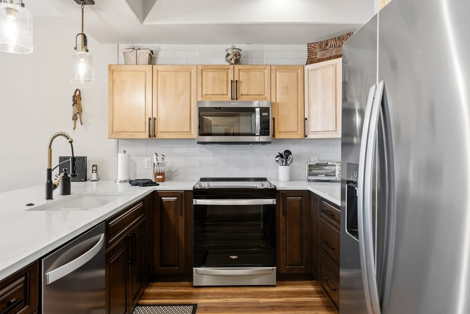 Kitchen: Well-equipped kitchen, granite countertops, kitchen bar w/4 bar stools