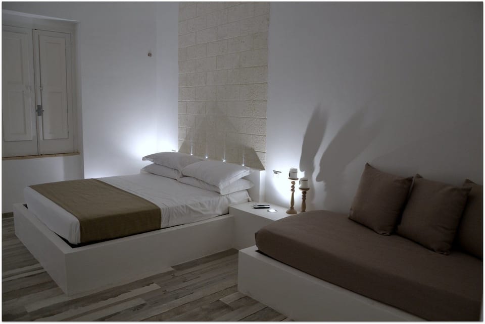 Deluxe Triple Room | Minibar, in-room safe, desk, soundproofing