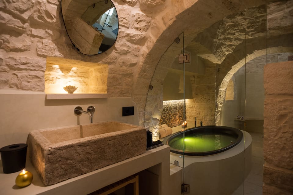 Luxury Studio Suite (La Mandorla -  Via Cavallotti 37) | Bathroom | Shower, slippers, bidet