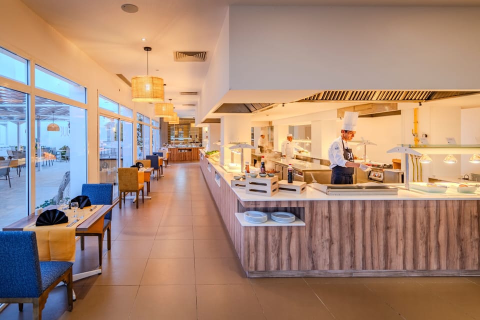 2 restaurants; breakfast, lunch, and dinner served