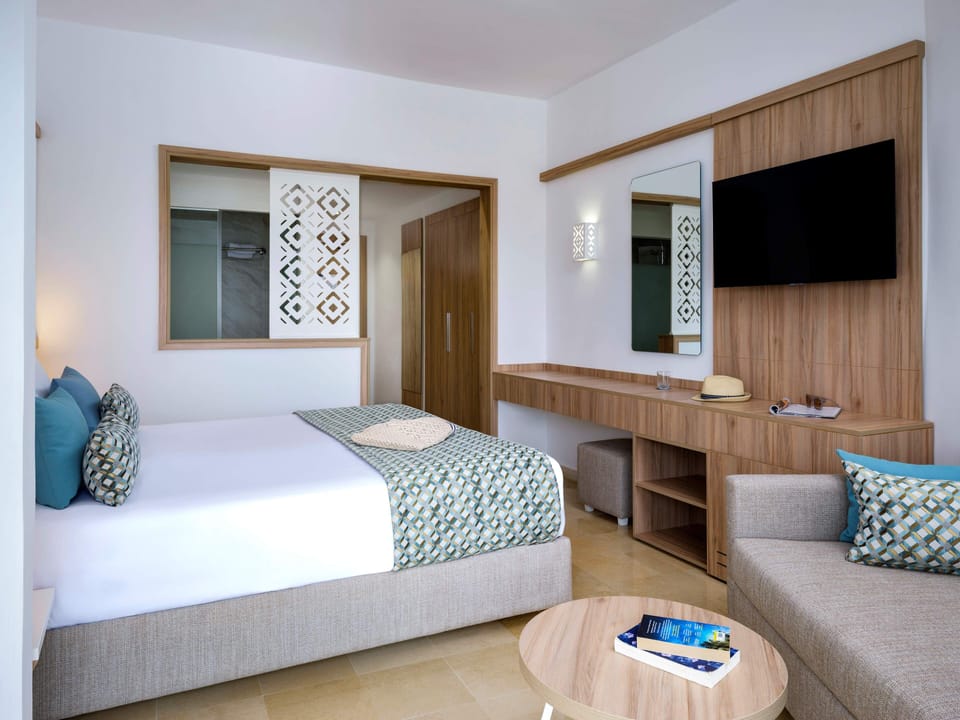 Minibar, in-room safe, blackout drapes