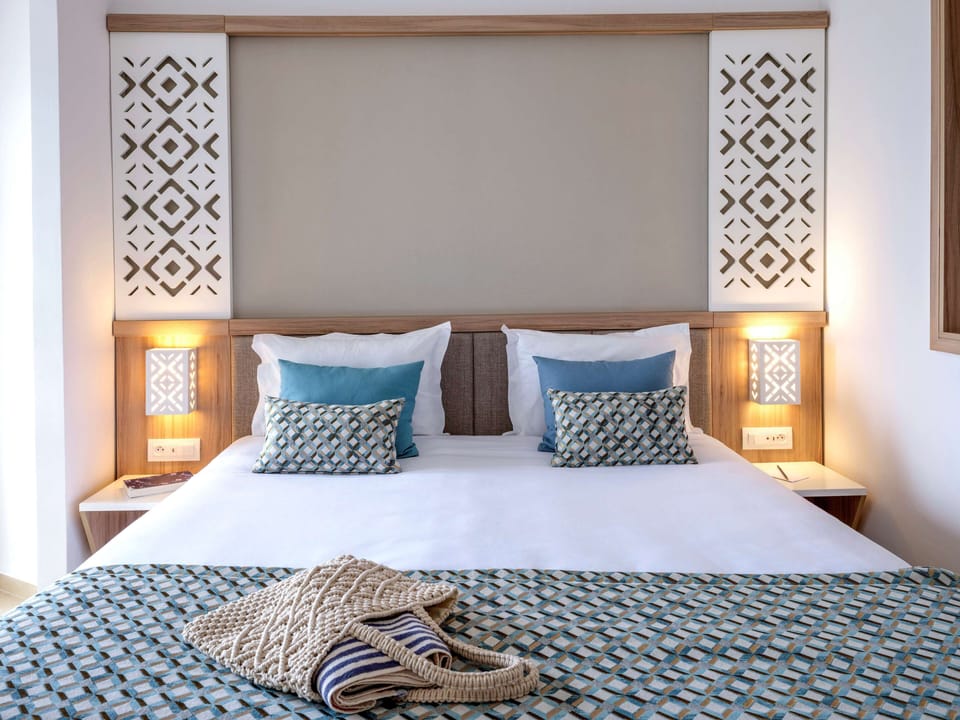 Minibar, in-room safe, blackout drapes