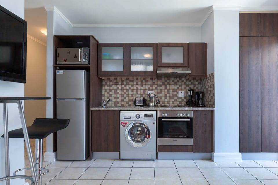 Apartment (2 Bedrooms) | Private kitchen | Fridge, microwave, oven, stovetop