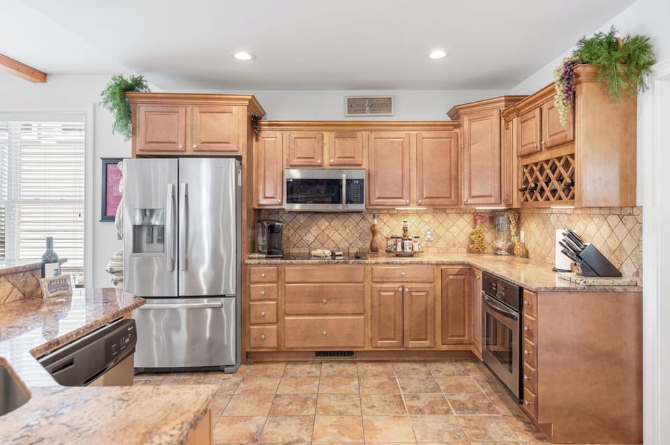 FULLY STOCKED KITCHEN WITH EVERYTHING THAT YOU NEED