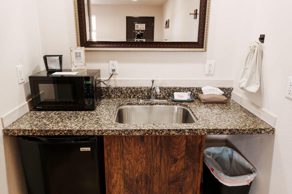 Standard Double Room, Ensuite (2 Double Beds ) | Bar (on property)