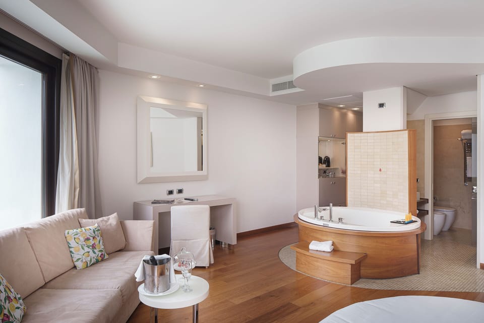 Paradiso Suite | Minibar, in-room safe, blackout drapes, soundproofing