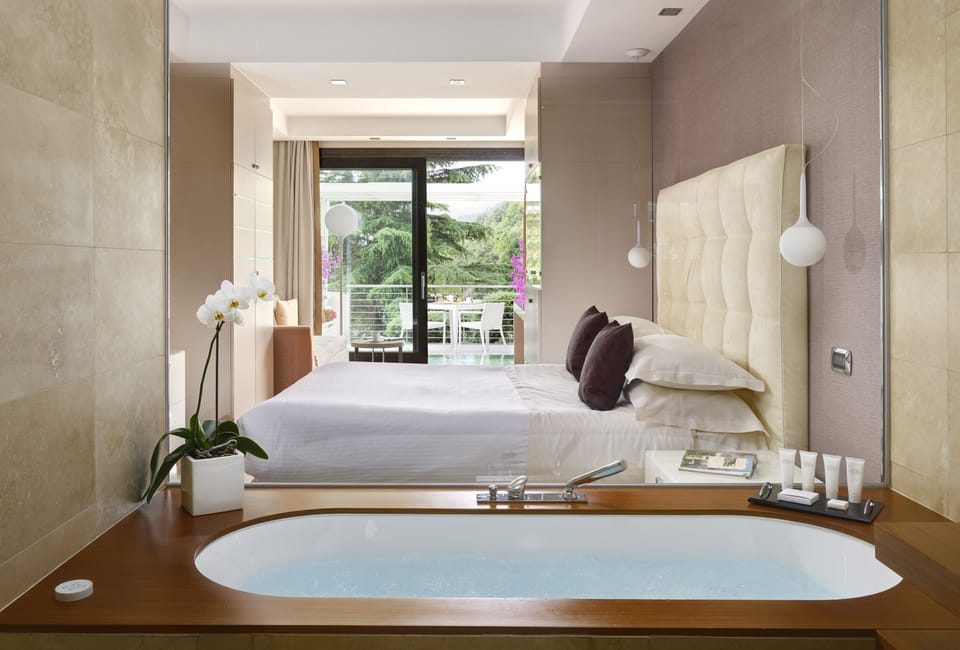 Junior Suite with external Whirlpool | Bathroom | Free toiletries, hair dryer, bathrobes, slippers