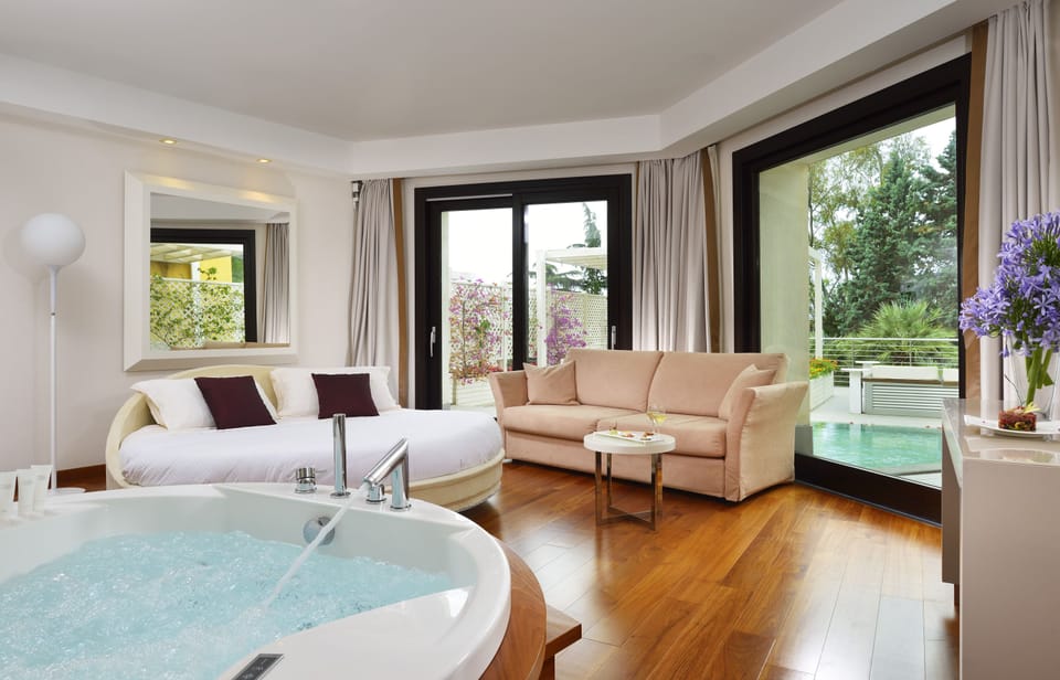 Paradiso Suite | Minibar, in-room safe, blackout drapes, soundproofing