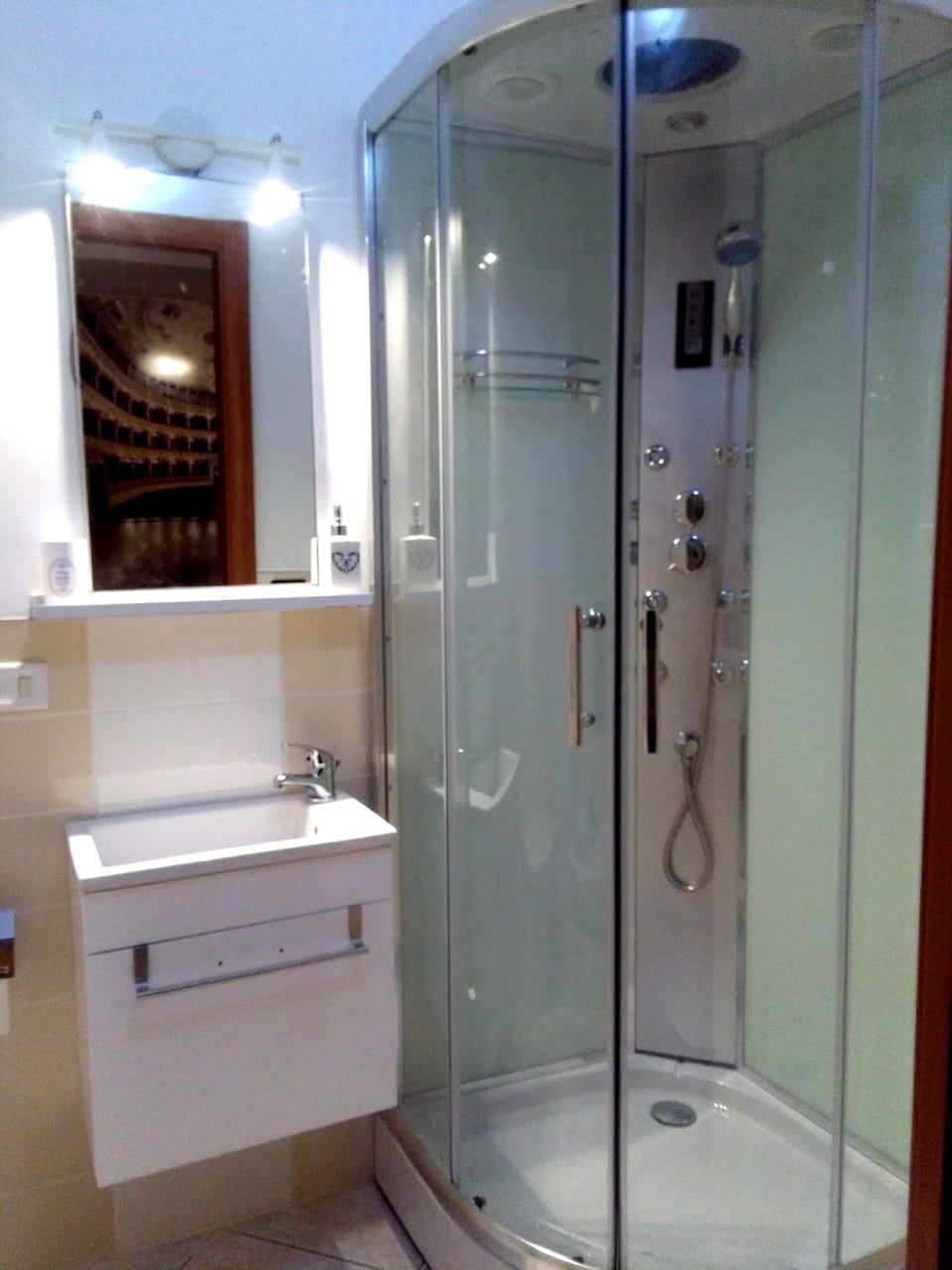 Deluxe Double Room, City View | Bathroom | Free toiletries, hair dryer, bidet, towels